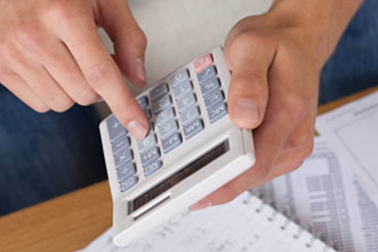 信用卡逾期多久会牵连家庭成员？